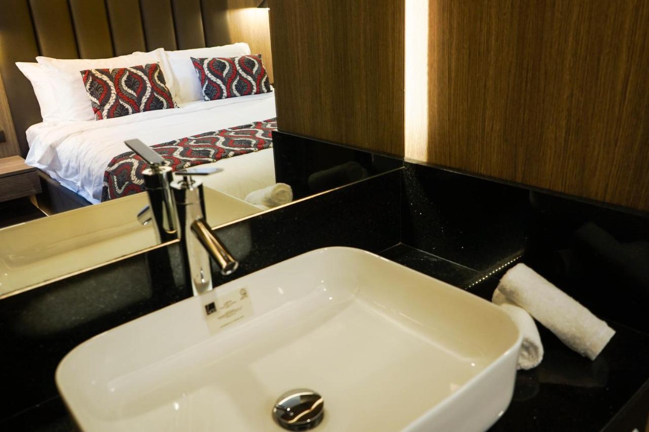 Unwnd Boutique Hotel Makati Makati City ภายนอก รูปภาพ